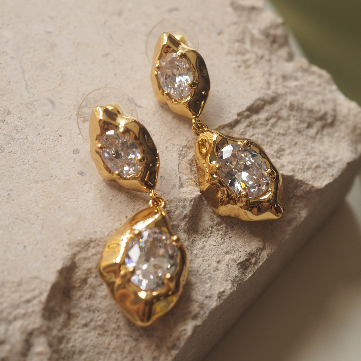 Vintage European and American Style Hand-hammered Copper-plated Gold Openwork Lava Textured Hoop Earrings for Women with Zircon Gemstones